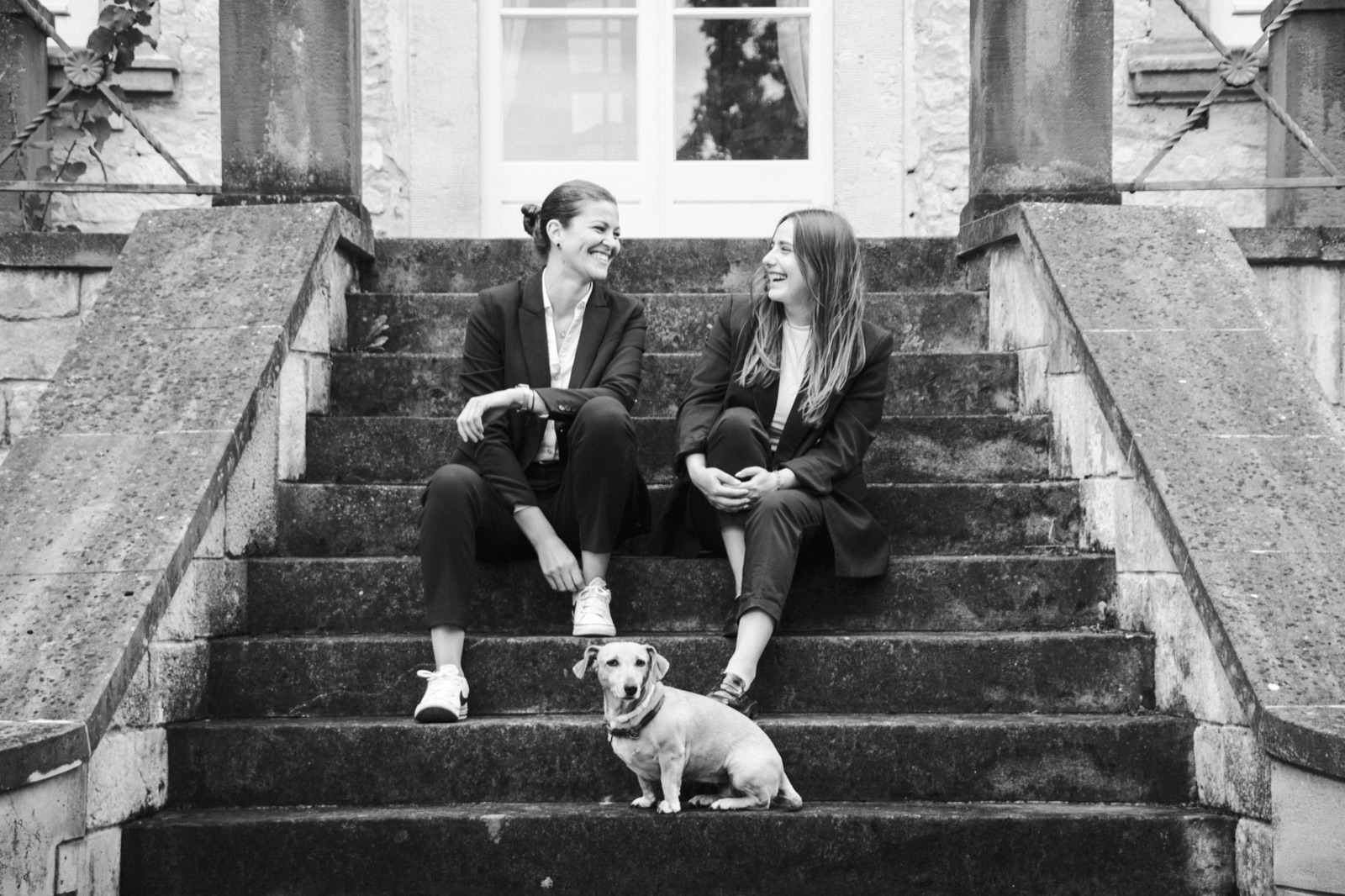 Nina Weigelt und Charleen Kaub auf einer Freitreppe