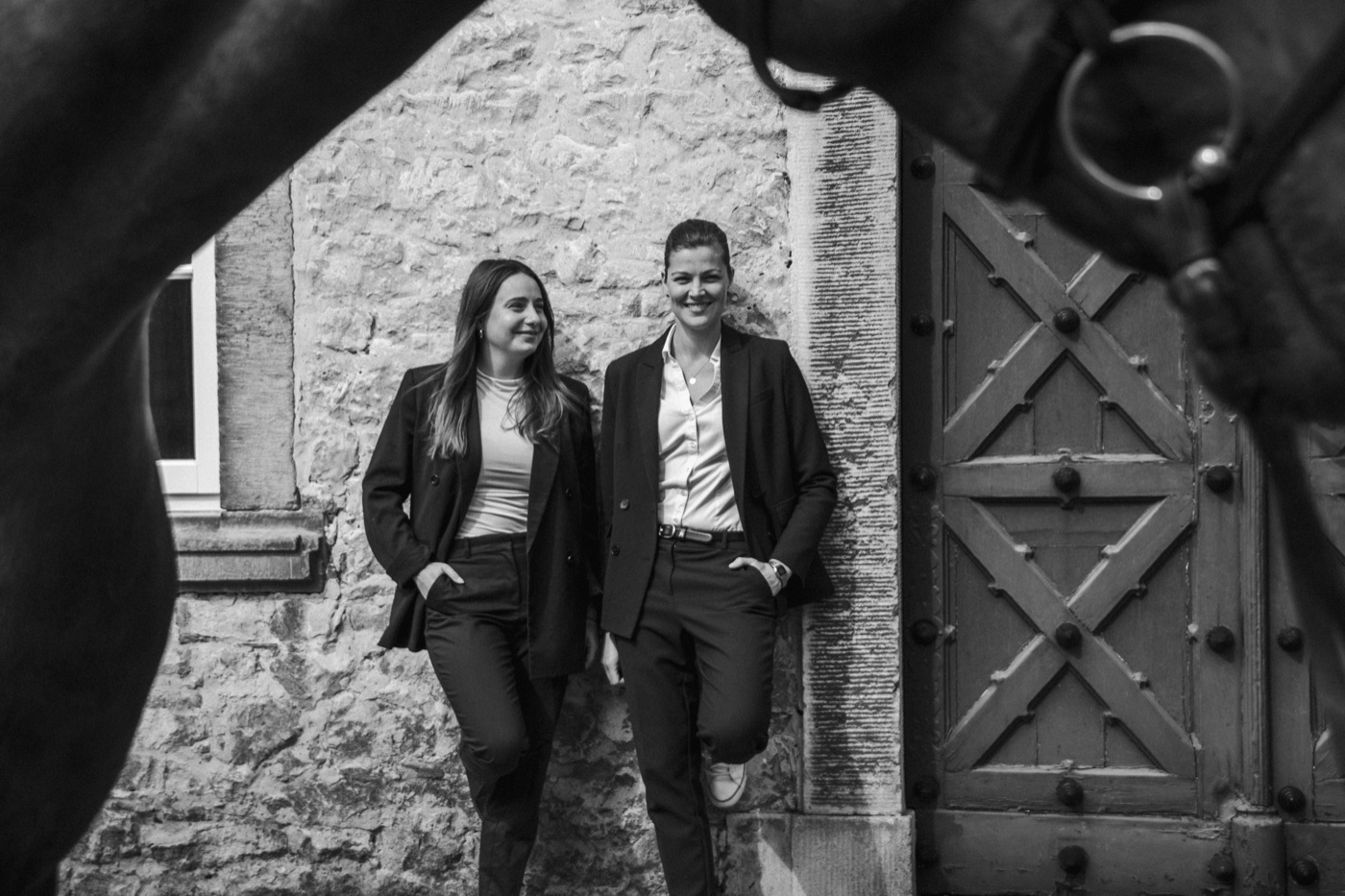 Die Gründerinnen von Niche Brand Studio in einem historischen Torbogen
