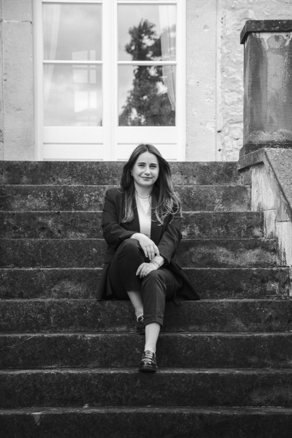 Charleen Kaub auf einer Freitreppe