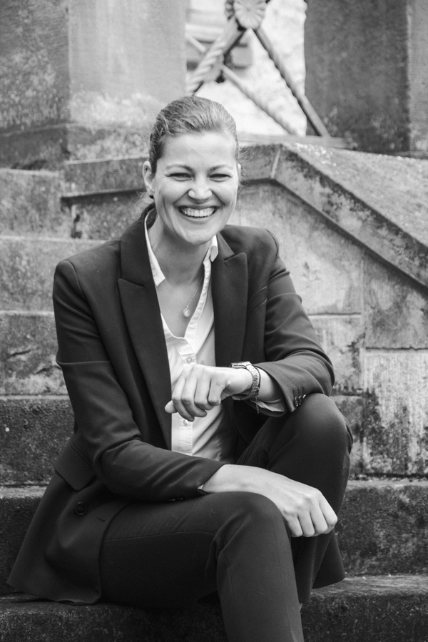 Nina Weigelt auf einer Freitreppe